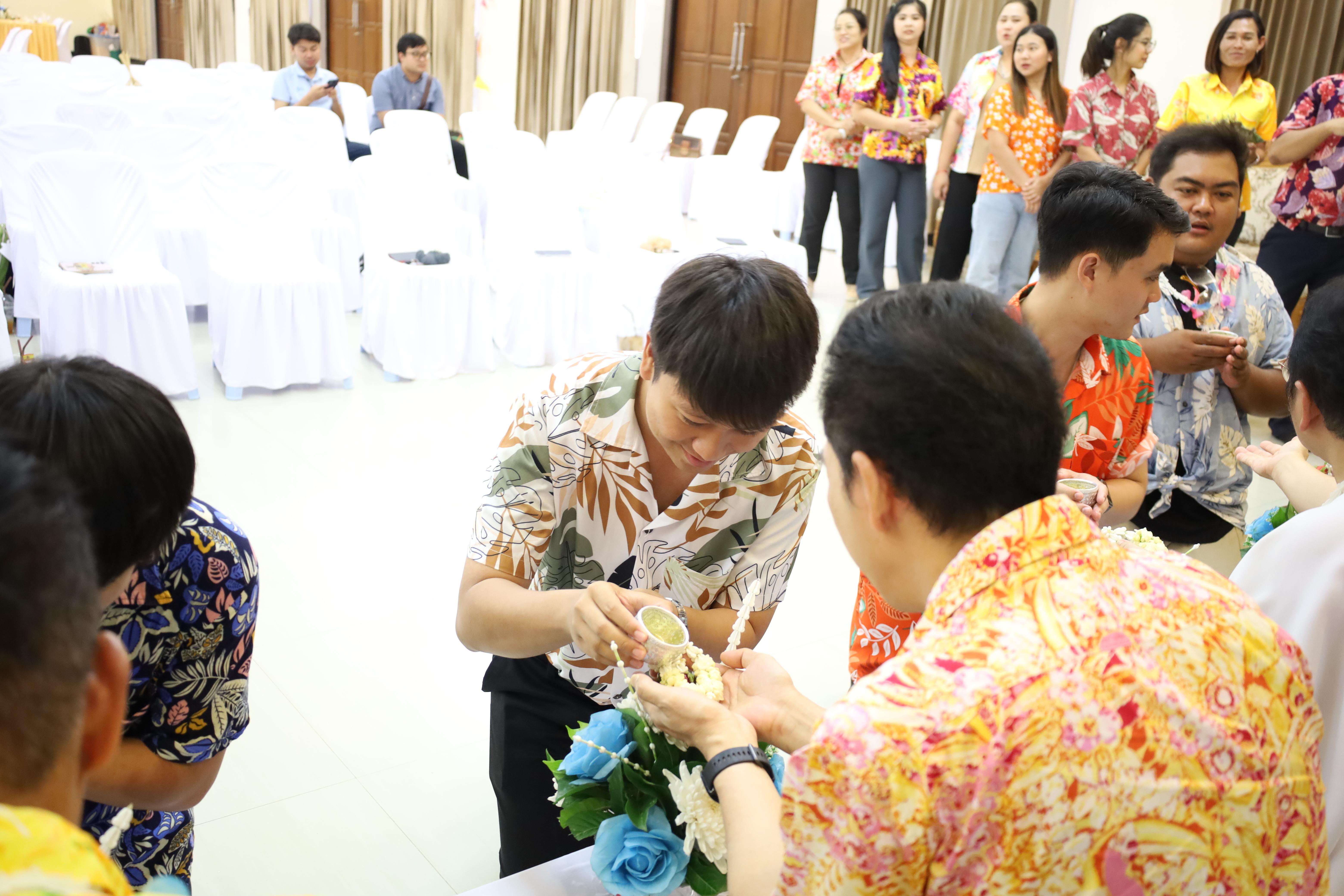 122. วันที่ 26 เมษายน 2568 สาขาการบริหารการศึกษา ได้จัดกิจกรรมรดน้ำดำหัวคณาจารย์ระดับบัณฑิตศึกษา ประจำสาขาการบริหารการศึกษา ณ ห้องประชุมครุร่มสัก 1 ชั้น 3 อาคารคณะครุศาสตร์